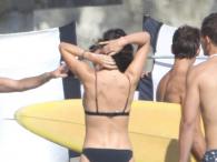Miranda Kerr uroczo w czarnym bikini